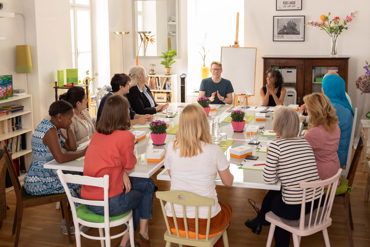 A typical workshop setting with Michèle Cooke, Michael En and a group of participants.